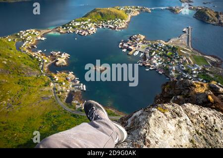Reiten auf einem Felsen auf Lofoten Island Luftpanorama, Blick vom Reinebringen Berg, reine Norwegen Stockfoto