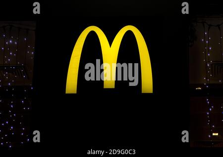 Tscheljabinsk, Russland, 31. Dezember 2019, leuchtendes McDonald's-Logo auf schwarzem Hintergrund Stockfoto