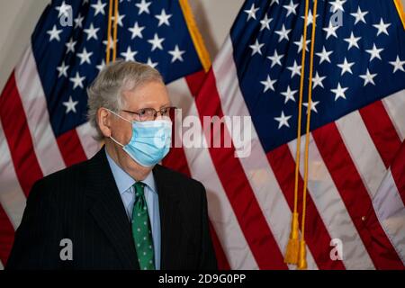 Der Mehrheitsführer DES US-Senats, Mitch McConnell (R-KY), hört während seiner wöchentlichen Pressekonferenz am 30. September 2020 im US-Kapitolgebäude in Washington, D.C. zu. Quelle: Alex Edelman/The Photo Access Stockfoto