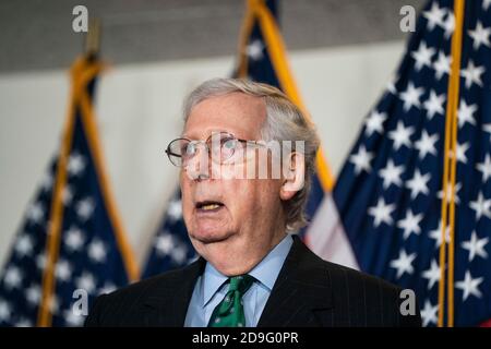 Der Mehrheitsführer DES US-Senats, Mitch McConnell (R-KY), hört während seiner wöchentlichen Pressekonferenz am 30. September 2020 im US-Kapitolgebäude in Washington, D.C. zu. Quelle: Alex Edelman/The Photo Access Stockfoto