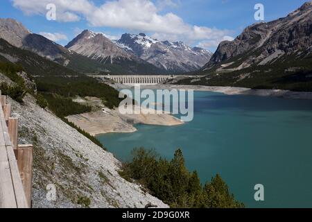 Cancano, Italien - 31. Mai 2020: Staudamm in Cancano See Stockfoto