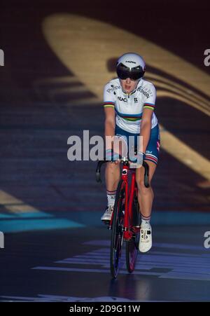 Elinor Barker trägt ihre Punkte Rennen Weltmeister Regenbogenbands. Die Fahrer nahmen an der Six Day Track Championship im Lee Valley Velodrome, London, Teil Stockfoto