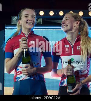 Elinor Barker und Laura Kenny kommen beim Six Day London an zweiter Stelle. Die Fahrer nahmen an der Six Day Track Championship im Lee Valley Velodrome, London, Teil Stockfoto