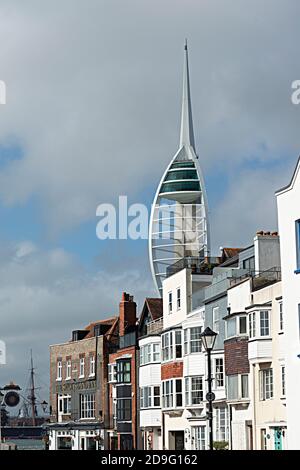 Old Portsmouth mit dem Spinnaker Tower dahinter, Portsmouth, England, Großbritannien Stockfoto