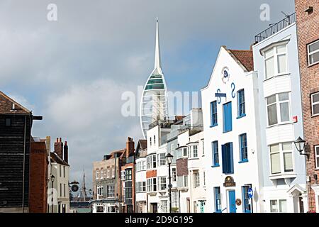 Old Portsmouth mit dem Spinnaker Tower dahinter, Portsmouth, England, Großbritannien Stockfoto
