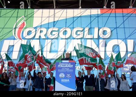 19. Oktober 2019, Rom, Italien: Silvio Berlusconi, Parteivorsitzender der Forza Italia, auf der Bühne, während der Veranstaltung "Italian Pride" auf der Piazza San Giovanni, an der die italienischen rechten Parteien Lega, Fratelli d'Italia und Forza Italia teilnehmen. (Bild: © Vincenzo Nuzzolese/SOPA Images via ZUMA Wire) Stockfoto