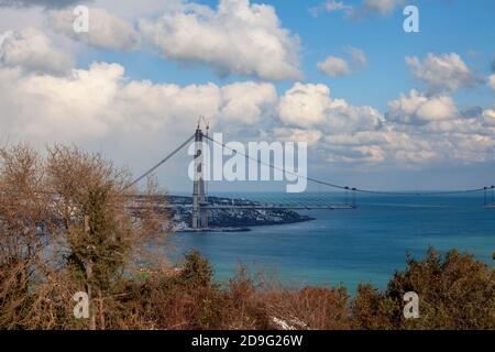 Istanbul / Türkei - 1. Januar 2016 : Bauabschnitt der dritten Brücke (Yavuz Sultan Selim Brücke) in Istanbul.EIN Wintertag. Stockfoto