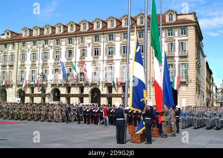 Turin, Piemont, Italien - 06/02/2007 - Tag Der Italienischen Republik. Die Flaggenanhebung mit Streitkräften. Stockfoto