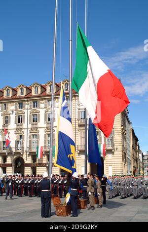 Turin, Piemont, Italien - 06/02/2007 - Tag Der Italienischen Republik. Die Flaggenanhebung mit Streitkräften. Stockfoto