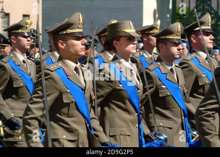 Turin, Piemont, Italien - 06/02/2007 - Tag Der Italienischen Republik. Die Flaggenanhebung mit Streitkräften. Stockfoto