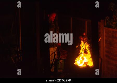 Birmingham, Großbritannien. November 2020. Ein Mann genießt ein Gartenfeuer für Guy Fawkes während des Lockdown. Kredit: Ryan Underwood/Alamy Live Nachrichten Stockfoto