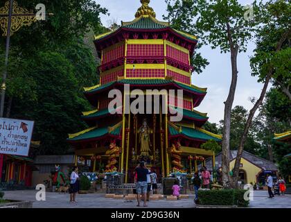 Krabi, Thailand - März 29 2019: Tiger Tempel Attraktion, grünes Dach buddhistisches Gebäude Stockfoto