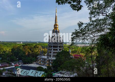 Krabi, Thailand- März 29 2019: Tiger Tempel dekorative weiße Felstreppe, Gold buddha Statuen, Gartenblumen Stockfoto