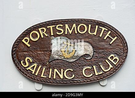 Plakette neben dem Eingang zum Portsmouth Sailing Club, dem Alten Konsulat, 21 Bath Square, Old Portsmouth, Portsmouth PO1 2JL Stockfoto