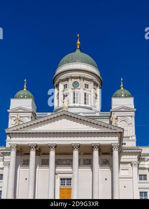 Haupteingang zur weißen Kathedrale von Helsinki mit neoklassizistischer grüner Kuppel Stockfoto