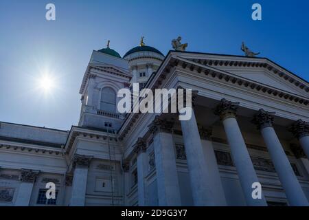 Rechter Eingang zur weißen Kathedrale von Helsinki aus dem niedrigen Winkel aufgenommen Stockfoto