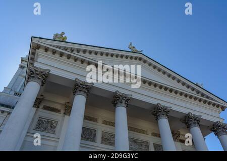 Rechter Eingang zur weißen Kathedrale von Helsinki aus dem niedrigen Winkel aufgenommen Stockfoto