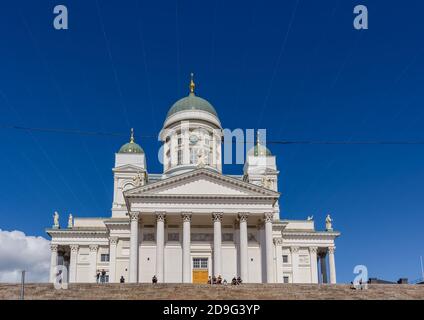 Haupteingang zur weißen Kathedrale von Helsinki mit neoklassizistischer grüner Kuppel Stockfoto