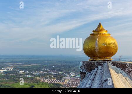 Krabi, Thailand - März 29 2019: Tiger Tempel Gold dekorative Ecke, Panoramablick auf die Stadt von oben Stockfoto