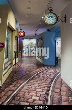 Gepflasterte Straße mit Straßenbahnschienen als Ausstellung in Helsinki City Museum Stockfoto