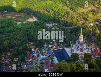 Krabi, Thailand- März 29 2019: Tiger Tempel Aussichtspunkt Panorama-Blick auf die Stadt, grünen Palmenwald Stockfoto