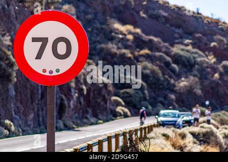 Geschwindigkeitsbegrenzung 70 km / h Verkehrsschild Stockfoto