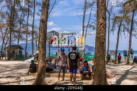 Krabi, Thailand - März 29 2019: Besucher der Poda Insel, Namensschild Stockfoto