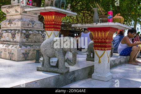 Krabi, Thailand - März 29 2019: Poda Insel Touristen Besucher, traditionelle Marmoor Tempel Ecke, Rock Elefant Statue Stockfoto