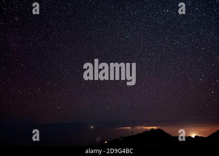Sterne in der Nacht in den Bergen Stockfoto