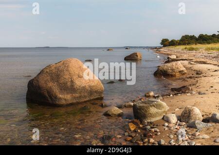 Felsbrocken an der Ostseeküste. Tagsüber. Stockfoto