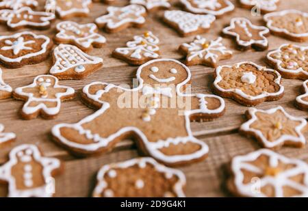 Nahaufnahme von köstlichen Weihnachts-Zimt-Kekse, einige geformt wie ein Lebkuchenmann Stockfoto