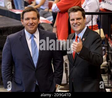 SUNRISE, FLORIDA - NOVEMBER 26: (EXKLUSIVE VIP- UND BACKSTAGE-ABDECKUNG) GOV. Ron DeSantis, US-Repräsentant Matt Gaetz nimmt an einer Wahlkampfveranstaltung für US-Präsident Donald Trump im BB&T Center am 26. November 2019 in Sunrise, Florida, Teil. Menschen: Gouverneur Ron DeSantis, US-Repräsentant Matt Gaetz Credit: Hoo-me / MediaPunch Stockfoto