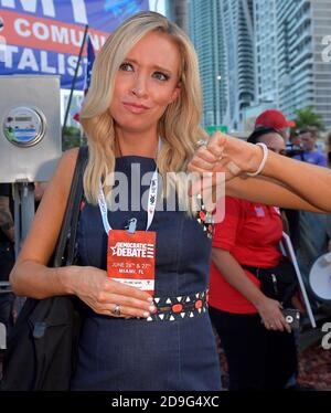 MIAMI, FLORIDA - 26. JUNI: (EXKLUSIVE BERICHTERSTATTUNG) Präsident Trumps neu ernannte Pressesprecher des Weißen Hauses Kayleigh McEnany schließt sich Demonstranten vor der ersten Debatte des demokratischen Präsidenten 2020 an, darunter New Yorker Polizisten, die gegen den New Yorker Bürgermeister Bill de Blasio protestieren. Ein Feld von 20 demokratischen Präsidentschaftskandidaten wurde in zwei Gruppen von 10 für die erste Debatte der Wahl 2020 aufgeteilt, die über zwei Nächte in der Knight Concert Hall des Adrienne Arsht Center for the Performing Arts of Miami-Dade County am 26. Juni 2019 in Miami stattfand, Florida Leute: Kayleigh McEna Stockfoto