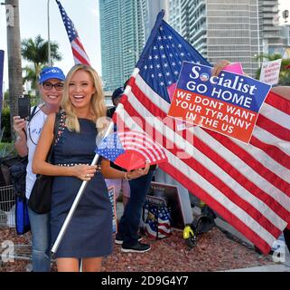 MIAMI, FLORIDA - 26. JUNI: (EXKLUSIVE BERICHTERSTATTUNG) Präsident Trumps neu ernannte Pressesprecher des Weißen Hauses Kayleigh McEnany schließt sich Demonstranten vor der ersten Debatte des demokratischen Präsidenten 2020 an, darunter New Yorker Polizisten, die gegen den New Yorker Bürgermeister Bill de Blasio protestieren. Ein Feld von 20 demokratischen Präsidentschaftskandidaten wurde in zwei Gruppen von 10 für die erste Debatte der Wahl 2020 aufgeteilt, die über zwei Nächte in der Knight Concert Hall des Adrienne Arsht Center for the Performing Arts of Miami-Dade County am 26. Juni 2019 in Miami stattfand, Florida Leute: Kayleigh McEna Stockfoto