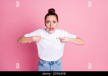 Portrait von frustriert erstaunt Mädchen hören schreckliche unglaubliche Informationen Punkt Selbst Zeigefinger beeindruckt tragen gut aussehen Kleidung isoliert Stockfoto