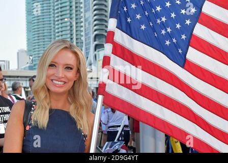 MIAMI, FLORIDA - 26. JUNI: (EXKLUSIVE BERICHTERSTATTUNG) Präsident Trumps neu ernannte Pressesprecher des Weißen Hauses Kayleigh McEnany schließt sich Demonstranten vor der ersten Debatte des demokratischen Präsidenten 2020 an, darunter New Yorker Polizisten, die gegen den New Yorker Bürgermeister Bill de Blasio protestieren. Ein Feld von 20 demokratischen Präsidentschaftskandidaten wurde in zwei Gruppen von 10 für die erste Debatte der Wahl 2020 aufgeteilt, die über zwei Nächte in der Knight Concert Hall des Adrienne Arsht Center for the Performing Arts of Miami-Dade County am 26. Juni 2019 in Miami stattfand, Florida Leute: Kayleigh McEna Stockfoto