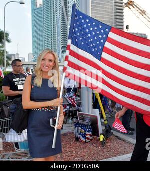 MIAMI, FLORIDA - 26. JUNI: (EXKLUSIVE BERICHTERSTATTUNG) Präsident Trumps neu ernannte Pressesprecher des Weißen Hauses Kayleigh McEnany schließt sich Demonstranten vor der ersten Debatte des demokratischen Präsidenten 2020 an, darunter New Yorker Polizisten, die gegen den New Yorker Bürgermeister Bill de Blasio protestieren. Ein Feld von 20 demokratischen Präsidentschaftskandidaten wurde in zwei Gruppen von 10 für die erste Debatte der Wahl 2020 aufgeteilt, die über zwei Nächte in der Knight Concert Hall des Adrienne Arsht Center for the Performing Arts of Miami-Dade County am 26. Juni 2019 in Miami stattfand, Florida Leute: Kayleigh McEna Stockfoto