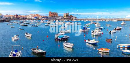 Landschaft Landschaft des Fischerhafens.Stadtbild und Boote im Meer.Kantabrien Dorf.Castrourdiales.schöne Skyline Panorama in Spanien Wahrzeichen. Stockfoto