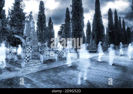 Friedhof und Geister, die zwischen den Gräbern spazieren.Konzept des Lebens nach dem Tod. Christliches religiöses Konzept der Auferstehung Stockfoto