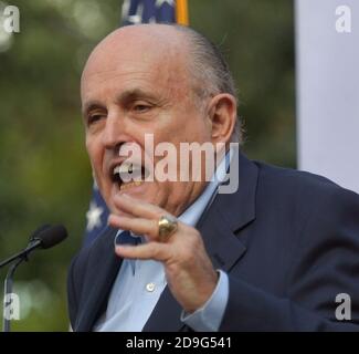 BOCA RATON, FL - NOVEMBER 04: Ron DeSantis, Rudy Giuliani und Generalstaatsanwalt Pam Bondi in Boca Raton am 4. November 2018 in Boca Raton, Florida. Personen: Rudy Giuliani Kredit: Hoo-Me / MediaPunch Stockfoto