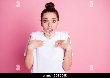 Portrait von erstaunt frustriert Mädchen hören schreckliche Nachrichten sie Wahl Entscheidungspunkt Hände selbst schreien tragen gut aussehen Kleidung isoliert Über Rosa Stockfoto