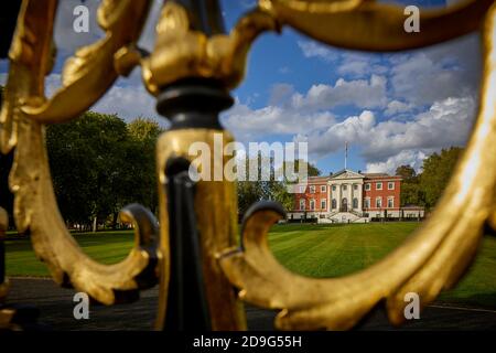 Warrington Town Hall ursprünglich Bank Hall, Cheshire, gusseiserne Parktore, Piers und dazugehörige Lampen sind in der Klasse II* gelistet Stockfoto