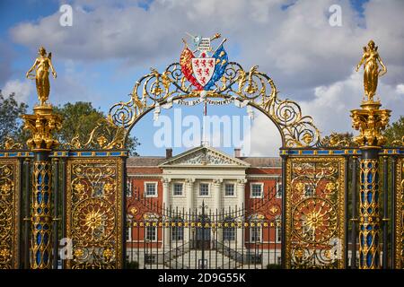 Warrington Town Hall ursprünglich Bank Hall, Cheshire, gusseiserne Parktore, Piers und dazugehörige Lampen sind in der Klasse II* gelistet Stockfoto