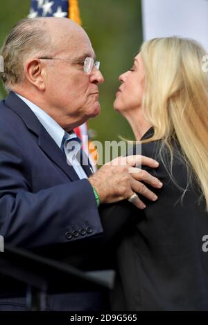 BOCA RATON, FL - NOVEMBER 04: Ron DeSantis, Rudy Giuliani und Generalstaatsanwalt Pam Bondi in Boca Raton am 4. November 2018 in Boca Raton, Florida. Personen: Rudy Giuliani Kredit: Hoo-Me / MediaPunch Stockfoto