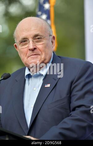 BOCA RATON, FL - NOVEMBER 04: Ron DeSantis, Rudy Giuliani und Generalstaatsanwalt Pam Bondi in Boca Raton am 4. November 2018 in Boca Raton, Florida. Personen: Rudy Giuliani Kredit: Hoo-Me / MediaPunch Stockfoto