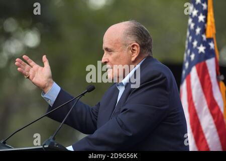 BOCA RATON, FL - NOVEMBER 04: Ron DeSantis, Rudy Giuliani und Generalstaatsanwalt Pam Bondi in Boca Raton am 4. November 2018 in Boca Raton, Florida. Personen: Rudy Giuliani Kredit: Hoo-Me / MediaPunch Stockfoto