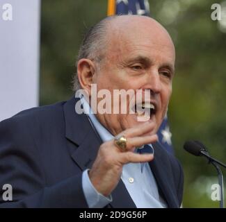 BOCA RATON, FL - NOVEMBER 04: Ron DeSantis, Rudy Giuliani und Generalstaatsanwalt Pam Bondi in Boca Raton am 4. November 2018 in Boca Raton, Florida. Personen: Rudy Giuliani Kredit: Hoo-Me / MediaPunch Stockfoto