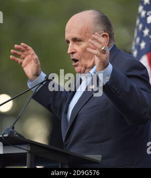 BOCA RATON, FL - NOVEMBER 04: Ron DeSantis, Rudy Giuliani und Generalstaatsanwalt Pam Bondi in Boca Raton am 4. November 2018 in Boca Raton, Florida. Personen: Rudy Giuliani Kredit: Hoo-Me / MediaPunch Stockfoto