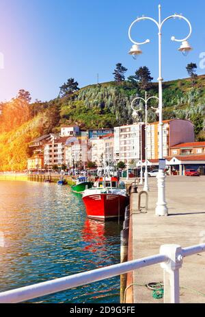 Hafen mit Booten und Häusern in Ribadesella.Fischerdorf Asturien, Spanien. Stockfoto