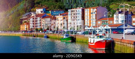 Hafen mit Booten und Häusern in Ribadesella Stockfoto